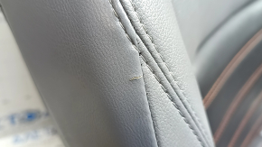 Driver's seat for Nissan Kicks 18-25 with airbag, mechanical, heated, grey and black leather, grey and red stitching, BOSE, scratches, cracks on the leather, worn, dented, needs cleaning