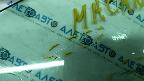 Front left door glass of Porsche Macan 15-26 scratches
