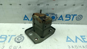 The rear bumper reinforcement fang, right, Nissan Kicks 18-25, is rusty