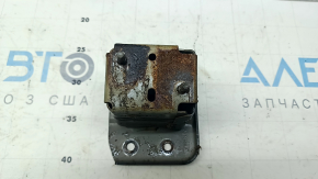 The rear bumper reinforcement fang, right, Nissan Kicks 18-25, is rusty