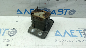 The rear bumper reinforcement fang, left, Nissan Kicks 18-25, is rusty