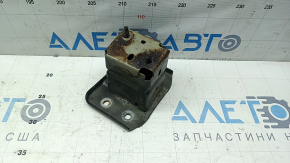 The rear bumper reinforcement fang, left, Nissan Kicks 18-25, is rusty