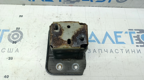 The rear bumper reinforcement fang, left, Nissan Kicks 18-25, is rusty