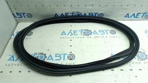The rubber seal of the trunk door of Nissan Kicks 18-25 is torn