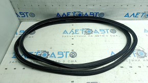 The rubber seal of the trunk door of Nissan Kicks 18-25 is torn