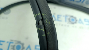 The rubber seal of the trunk door of Nissan Kicks 18-25 is torn