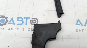 The central wiper grille seal for Kia Sorento 16-20 has a torn off part