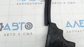 The central wiper grille seal for Kia Sorento 16-20 has a torn off part