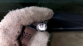 The rear glass of the trunk door of a Porsche Macan 15-16 with a trunk release button is worn, the heating tracks are oxidized