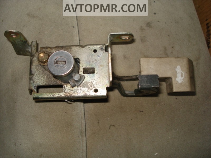 Opening the trunk under the driver's seat of the Toyota Solara 2.4 04-08
