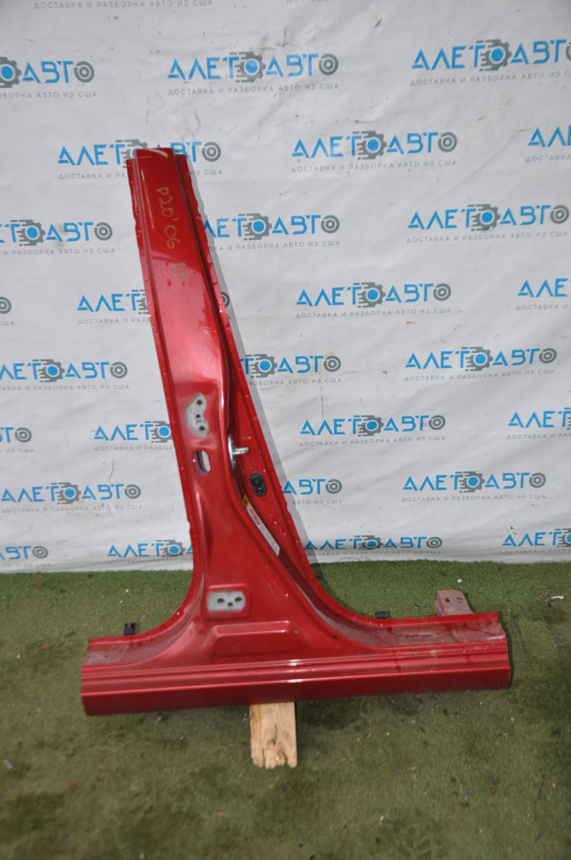 The right center pillar of a Toyota Prius 2009 (04-09) has been cut off.