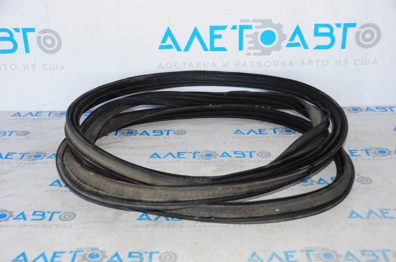 Rubber seal for the tailgate of a Nissan Leaf 11-17