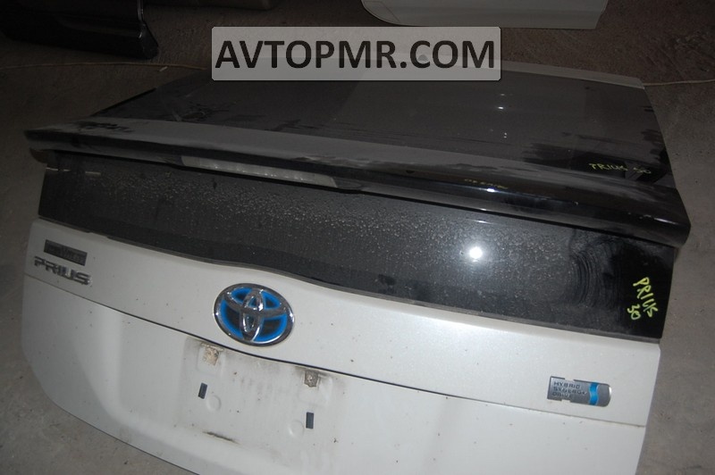 Small rear window for the trunk of a Toyota Prius 30 10-15