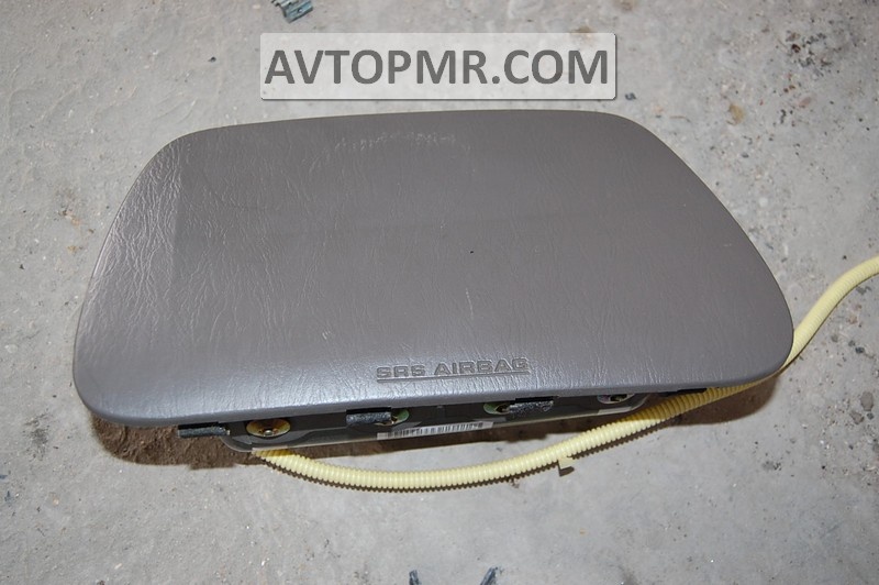 Passenger airbag in the dashboard of a Lexus RX300 98-03