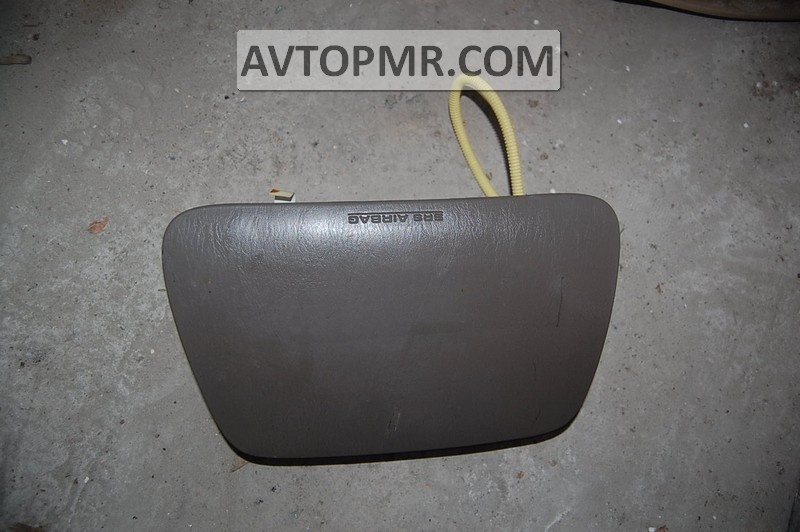 Passenger airbag in the dashboard of a Lexus RX300 98-03