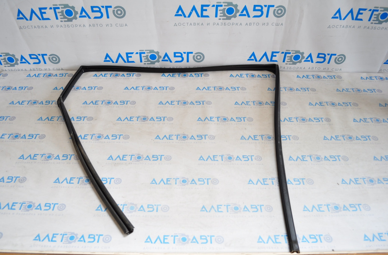 Rear right window seal for Toyota Prius V 12-17