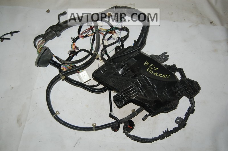 2009 Nissan Murano underhood wiring harness with fuse box