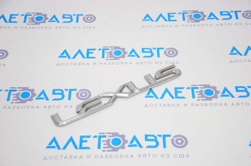 Lexus emblem on the tailgate of the Lexus RX350 RX450h 10-15