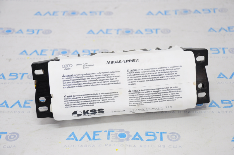 Passenger airbag in the dashboard of the Audi Q5 8R 09-17