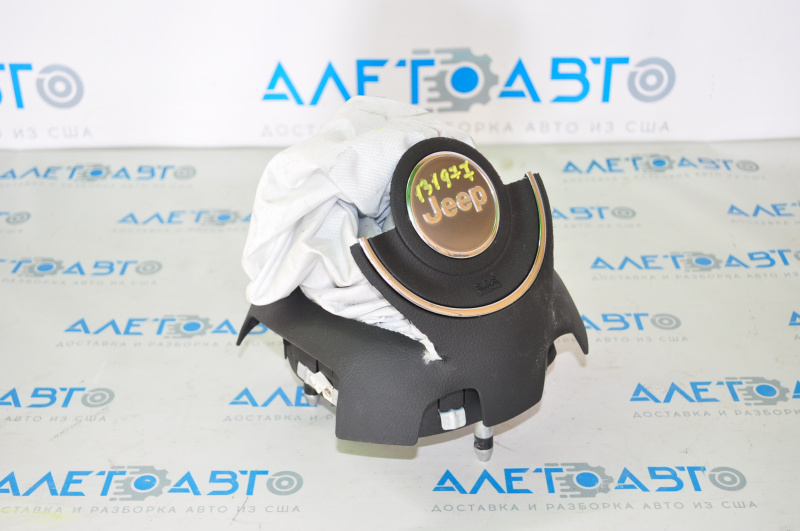 Airbag in the steering wheel driver's Jeep Compass 17-21 shot