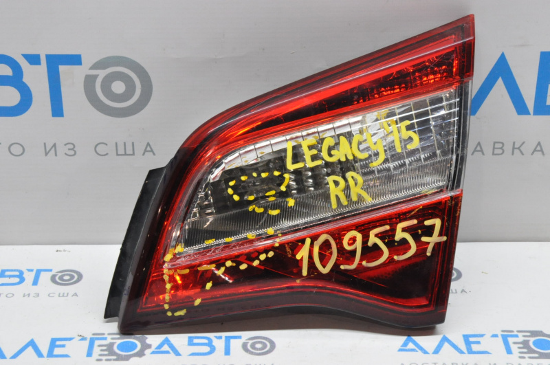 The right inner trunk lid light of a Subaru Legacy 15-19 has microcracks.