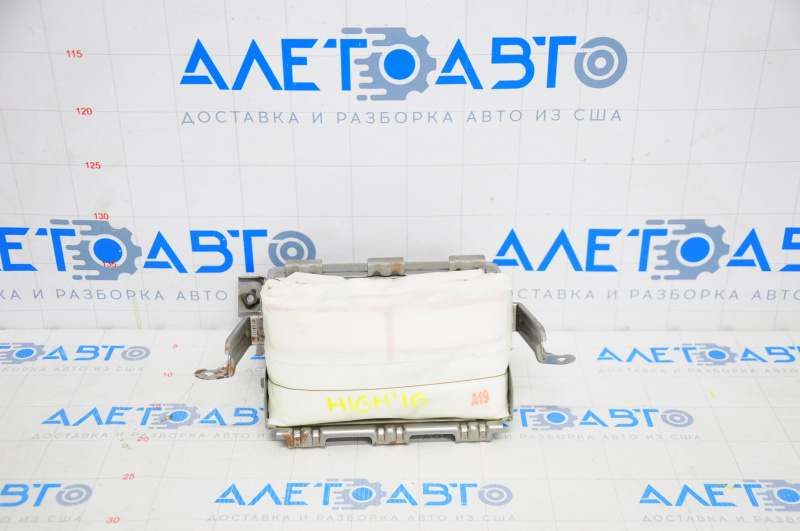 Passenger airbag in the dashboard of a 2014-19 Toyota Highlander