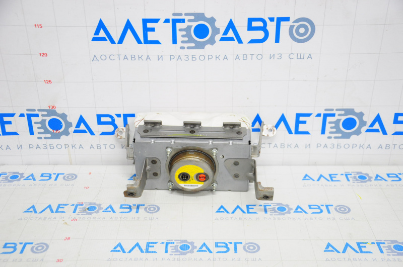 Passenger airbag in the dashboard of a 2014-19 Toyota Highlander