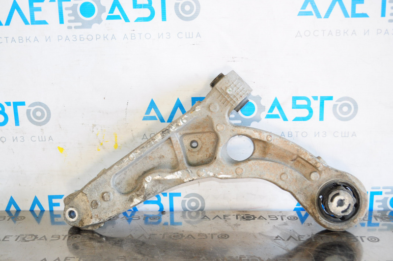 The lower front right control arm of a Jeep Cherokee KL 14-18 has a torn silent block.