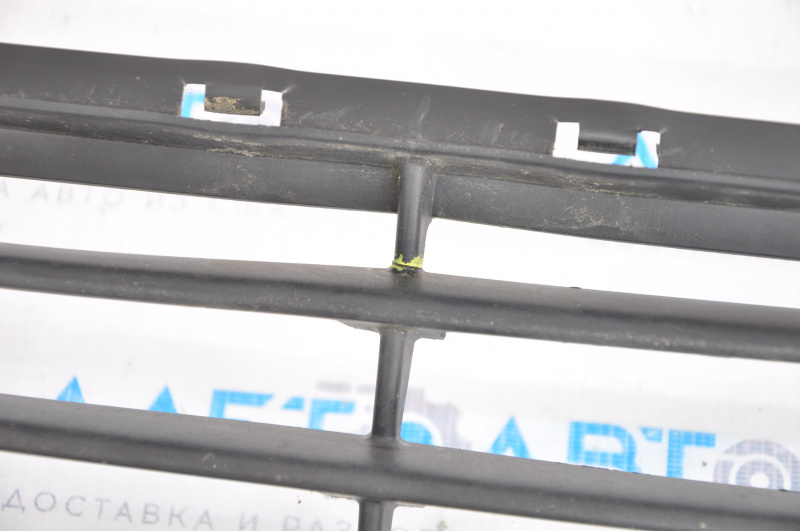 Lower grille of front bumper in assembly Hyundai Elantra UD 11-13 prerest without chrome, cracks