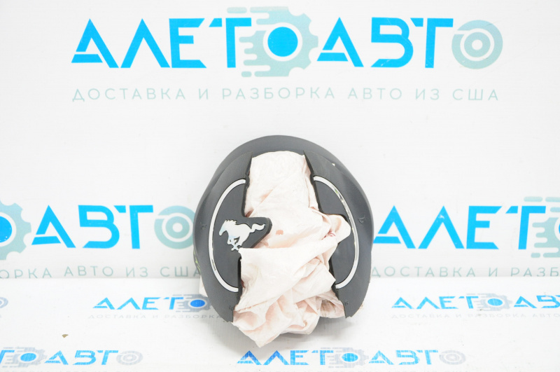 The airbag in the steering wheel of the driver's side of the Ford Mustang mk6 15-17 exploded.