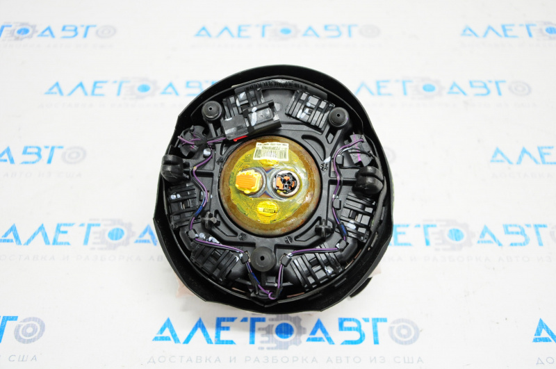 The airbag in the steering wheel of the driver's side of the Ford Mustang mk6 15-17 exploded.