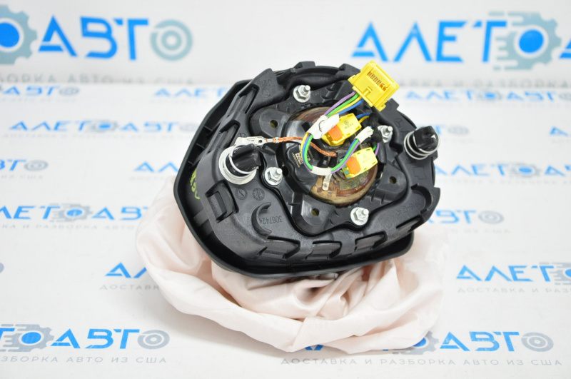The driver's steering wheel airbag on the Infiniti QX30 17-19 exploded.