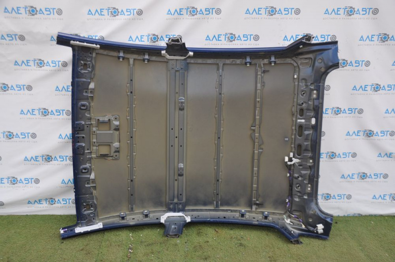 The metal roof of a Toyota Prius 30 10-15 was sawed off.