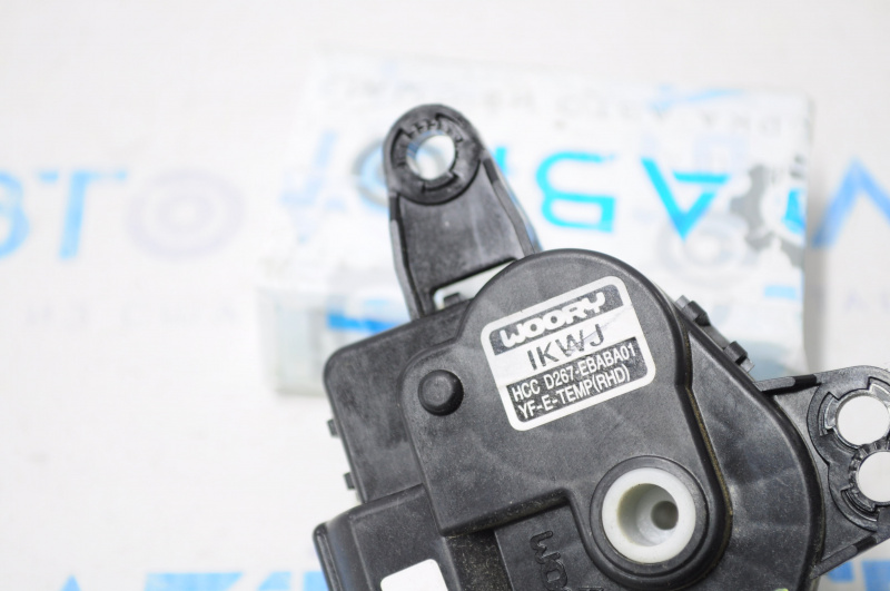 Actuator motor heater drive on the central pillar Hyundai Santa FE Sport 13-18