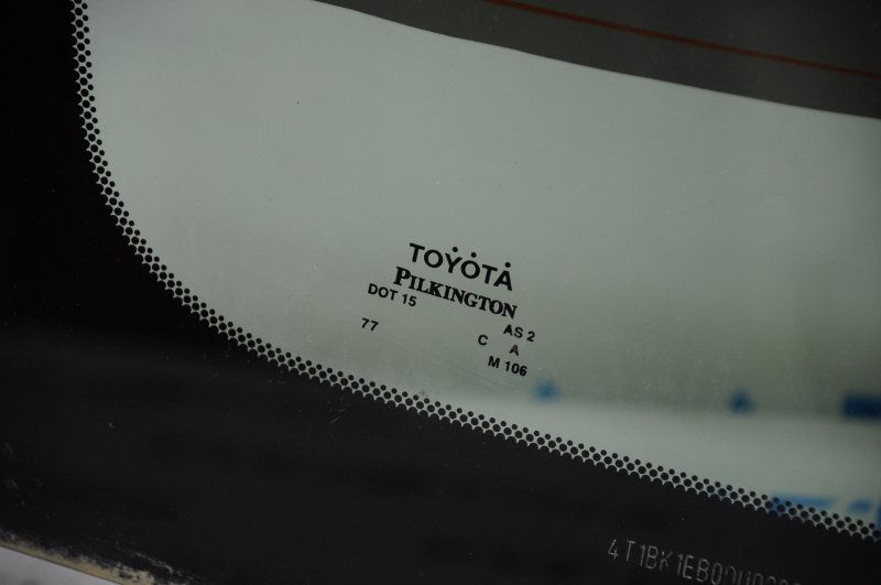 Rear glass Toyota Avalon 13-18 tinted, minor scratches