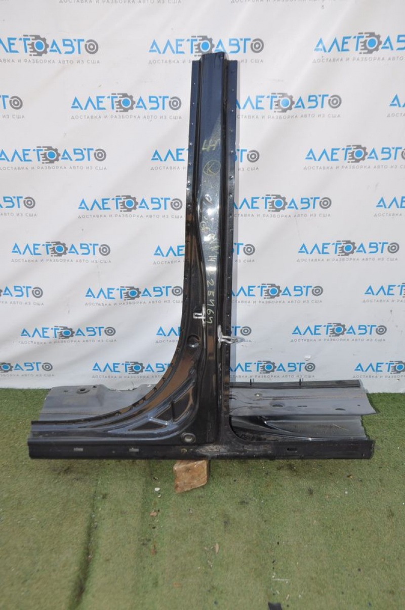 The central left body pillar of Dodge Grand Caravan 11-20 is dented, sawed off