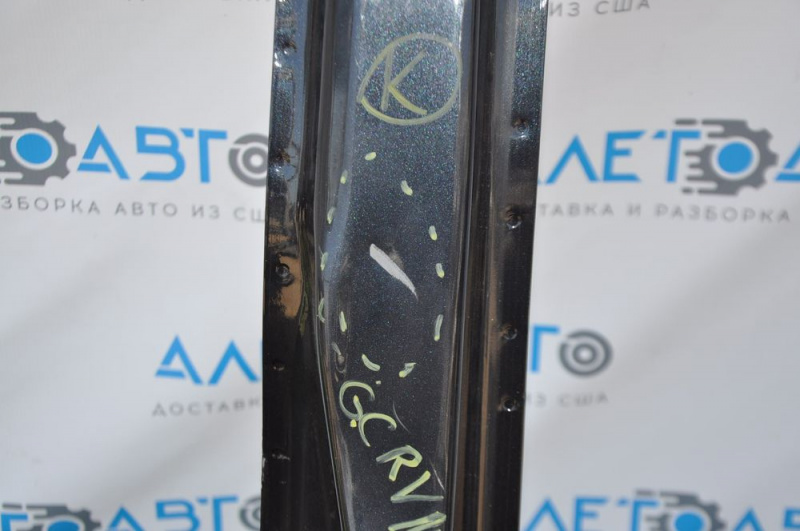 The central left body pillar of Dodge Grand Caravan 11-20 is dented, sawed off