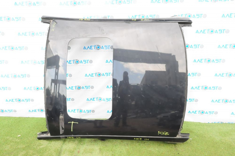 Metal roof of Lincoln MKZ 13-20 under the hatch, sawed off