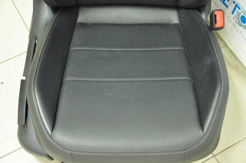 Passenger seat VW Tiguan 18-19 without airbag, mechanical, leather black, shot