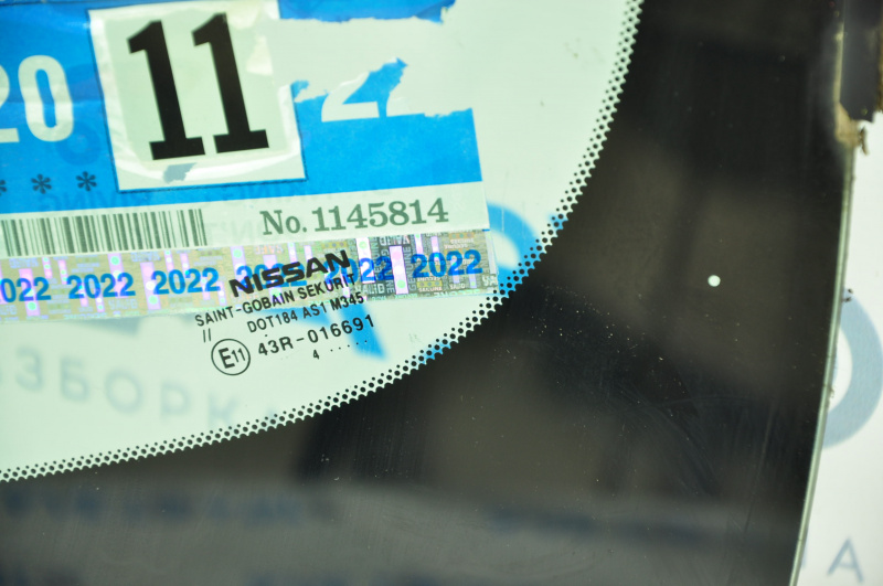 Windshield Nissan Rogue 14-18 sand, bumps, air on the edge, scratches