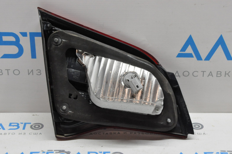 The right inner trunk lid light of a Subaru Legacy 15-19 has microcracks.