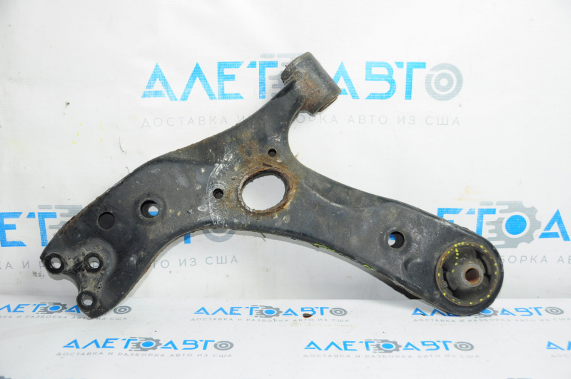 The lower front left control arm of a Lexus CT200h 11-17 is rusty and the silent block is torn.