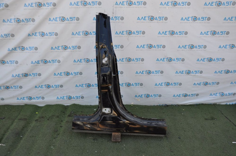 The central right body pillar of Ford Edge 15-24 is dented