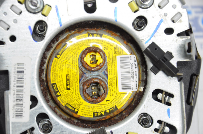 Airbag in the steering wheel driver's Jeep Compass 11-16 rusty pyropathic, chrome is used