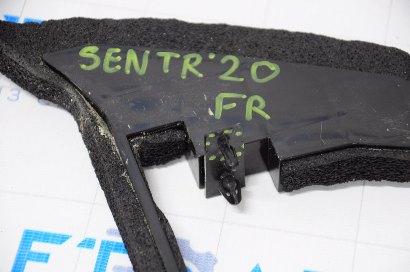 Wing seal hood-wing right Nissan Sentra 20-24 broken fastener
