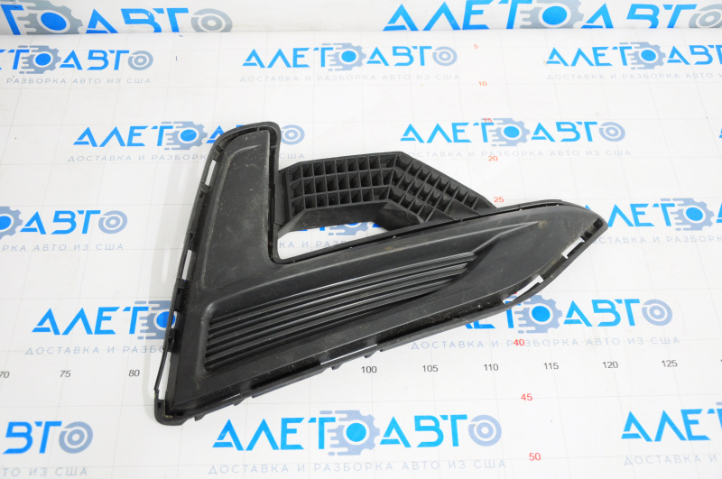 Right fog light plug Nissan Sentra 20-23 crack in fastener