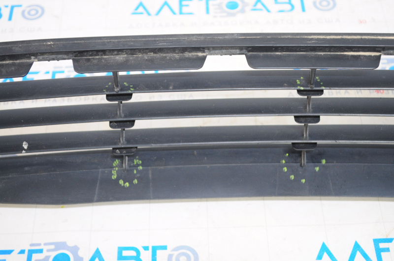Lower grille of front bumper Toyota Camry v50 12-14 usa LE, fractures bottom and top