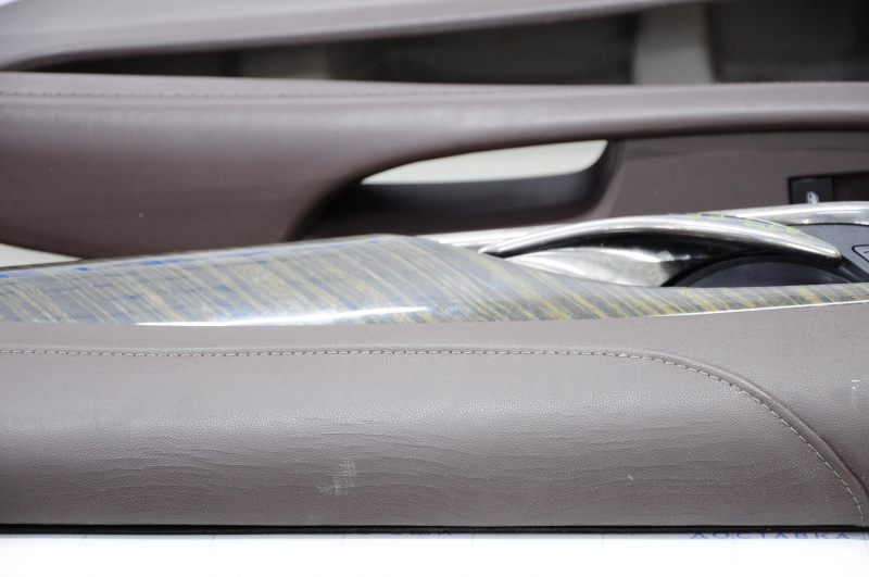 Door trim card front right Cadillac ATS 13- brown leather, cracks on leather