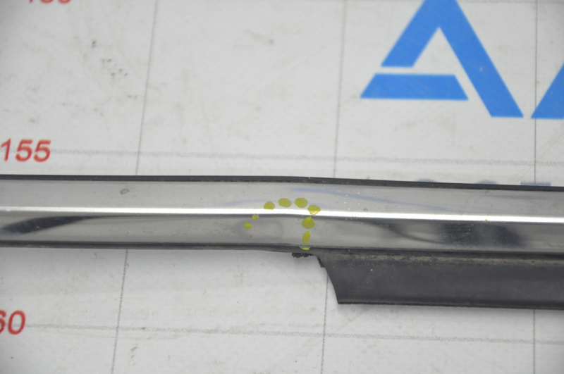 Molding door-glass central front right Mazda CX-5 17-25 chrome, dents, broken fastening