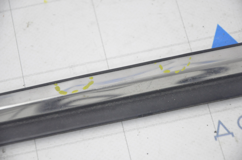 Molding door-glass central front right Mazda CX-5 17-25 chrome, dents, broken fastening